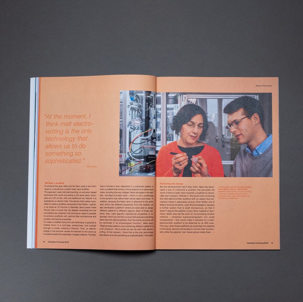 »Wie im Körper der Patienten neue Herzklappen wachsen« – so heißt unser nächster Einblick in das aktuelle Magazin Faszination Forschung der TUM.
 ⁠
#design #print #magazin #editorial #nahaufnahme #tum #forschung #layout #fotografie #innovation #gestaltung