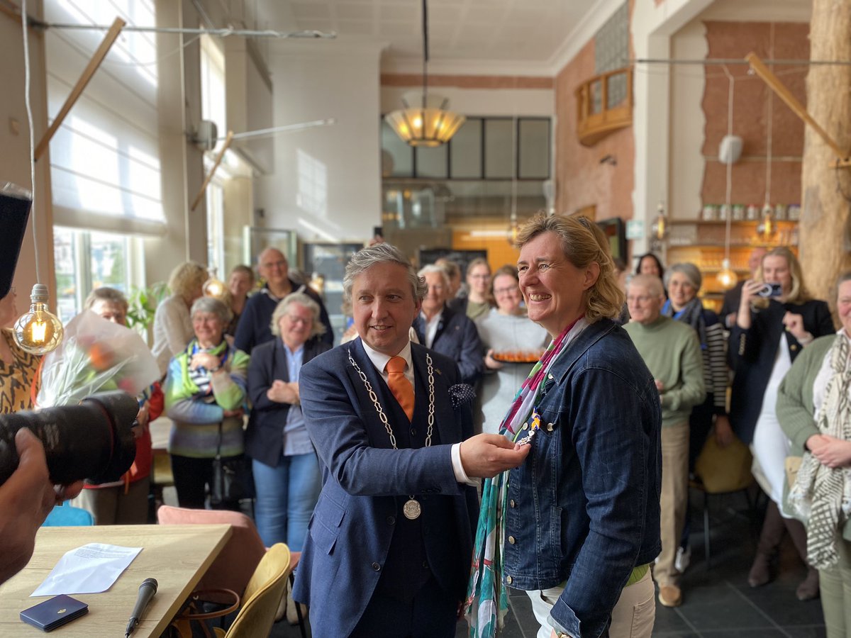 Vandaag, woensdag 26 april 2023, is Elise van den Broek-Kraaijeveld benoemd tot Lid in de Orde van Oranje-Nassau. Elise ontving de koninklijke onderscheiding uit handen van Burgemeester Hans Beenakker, vanwege haar jarenlange, maatschappelijke inzet. 

tieltiptop.nl/voorzitter-eli…
