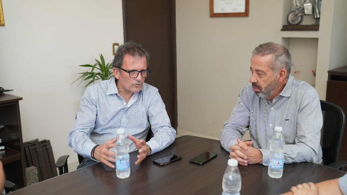 HectorRuizOk's tweet photo. ¡Hoy recibí la visita de importantes profesionales! Javier Oyenart, presidente del Colegio de Agrimensores de Mendoza, y Diego Erba, magister en Catastro Iberoamericano, vinieron a presentarme detalles del Seminario Taller "Estrategias para la Integración Provincial y Municipal". https://t.co/AnToy1aFOP