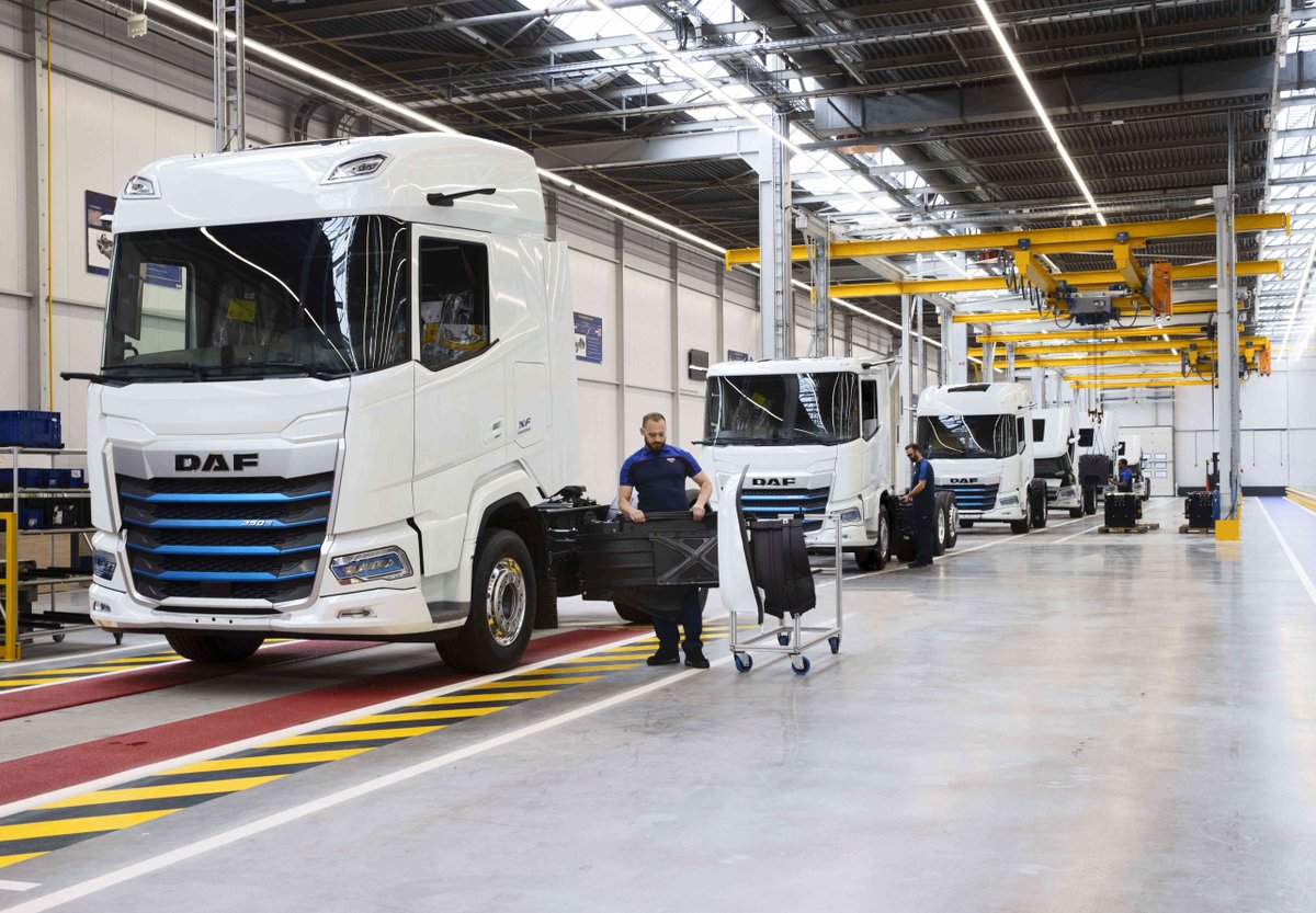 DAFTrucksUK's tweet image. This week marked the official opening of our new assembly plant for electric trucks in Eindhoven. 🎉⚡

The 5,000 m² plant with a production line of 150 metres will be crucial in the production of the XD &amp;amp; XF Electric, starting this summer.

Read more ➡️daf.co.uk/en-gb/news-and…