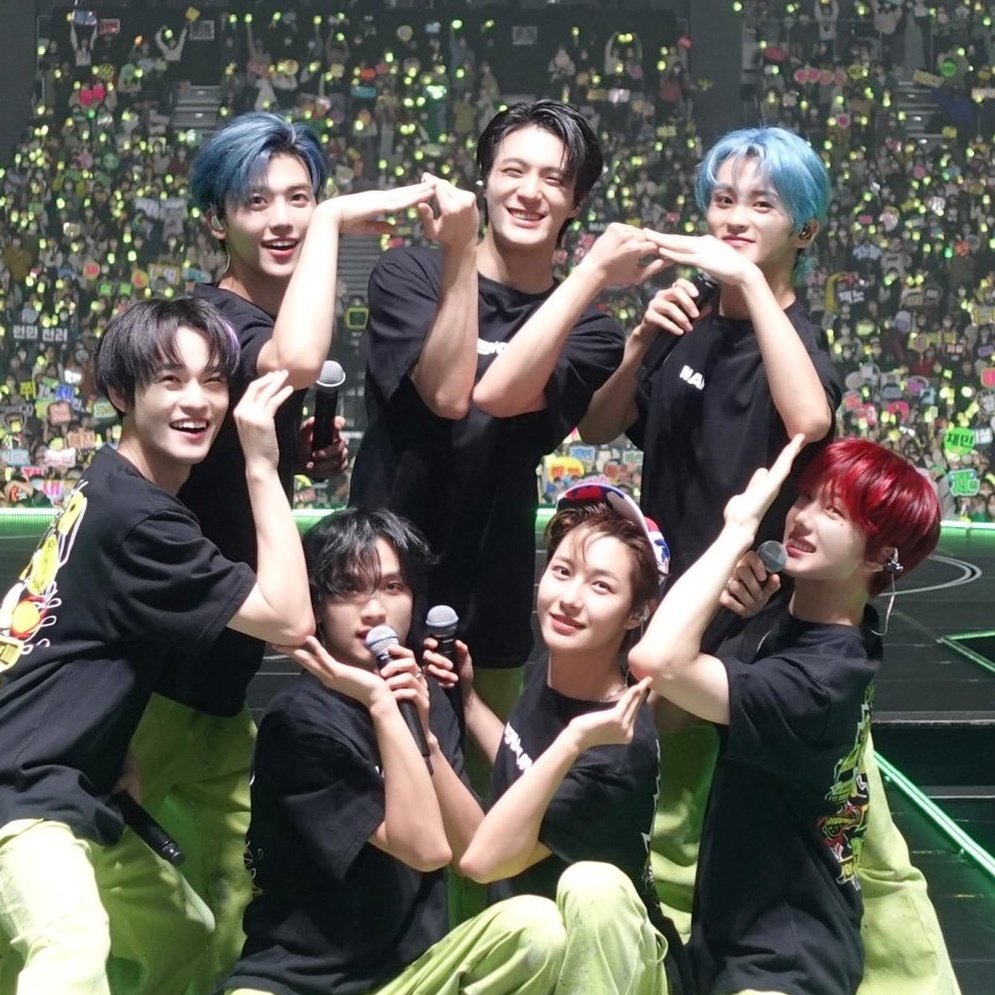 nctzenbase's tweet photo. 🫶 sayang banget sama mereka https://t.co/1Aw1Pm1HAb