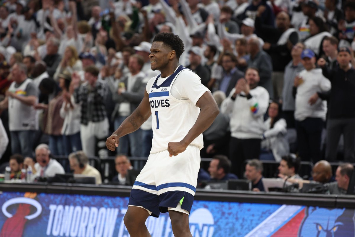 BleacherReport's tweet photo. Anthony Edwards in his last 4 games:

41 PTS | 4 AST | 2 REB | 3 BLK | 2 STL
36 PTS | 5 AST | 7 REB | 1 BLK | 3 STL
34 PTS | 5 AST | 6 REB | 3 BLK | 2 STL
29 PTS | 7 AST | 8 REB | 2 BLK

21 years old 🤯 https://t.co/hbl6zuno3W