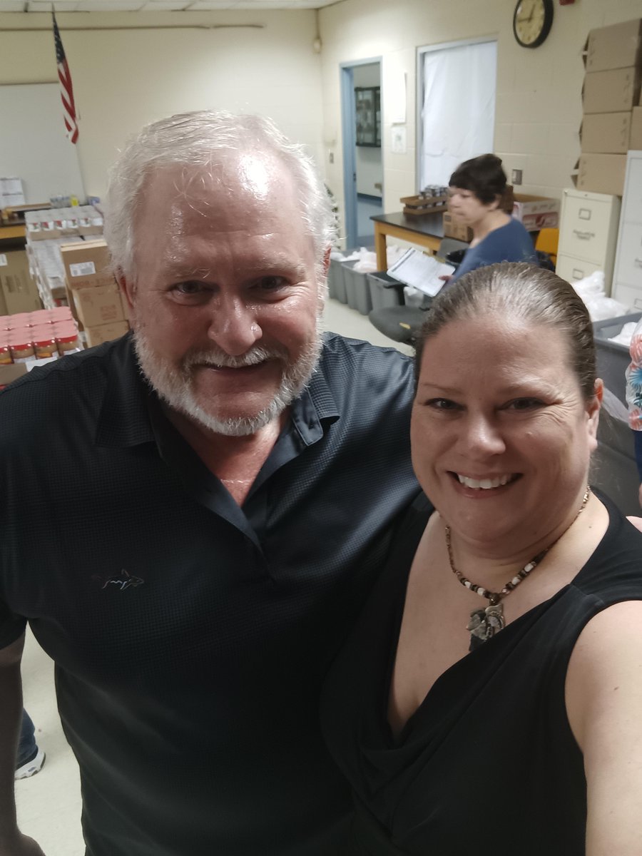 ExtraCU's tweet image. ECU staff members recently helped pack #weekendmeals for Macomb County students with our friends at #BlessingsinaBackpack! 🖤💪💛The organization is always looking for volunteers. Visit their website for more info or to find out how you can get involved: ow.ly/Z5hO50Ieew4