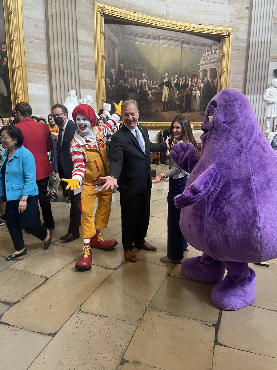 emilybrooksnews's tweet photo. Rep. Kevin Hern — a McDonald’s franchisee — brought Ronald McDonald and Grimace to the Capitol today for a Franchise Caucus kick-off meeting today https://t.co/Q6OAIGoEIR