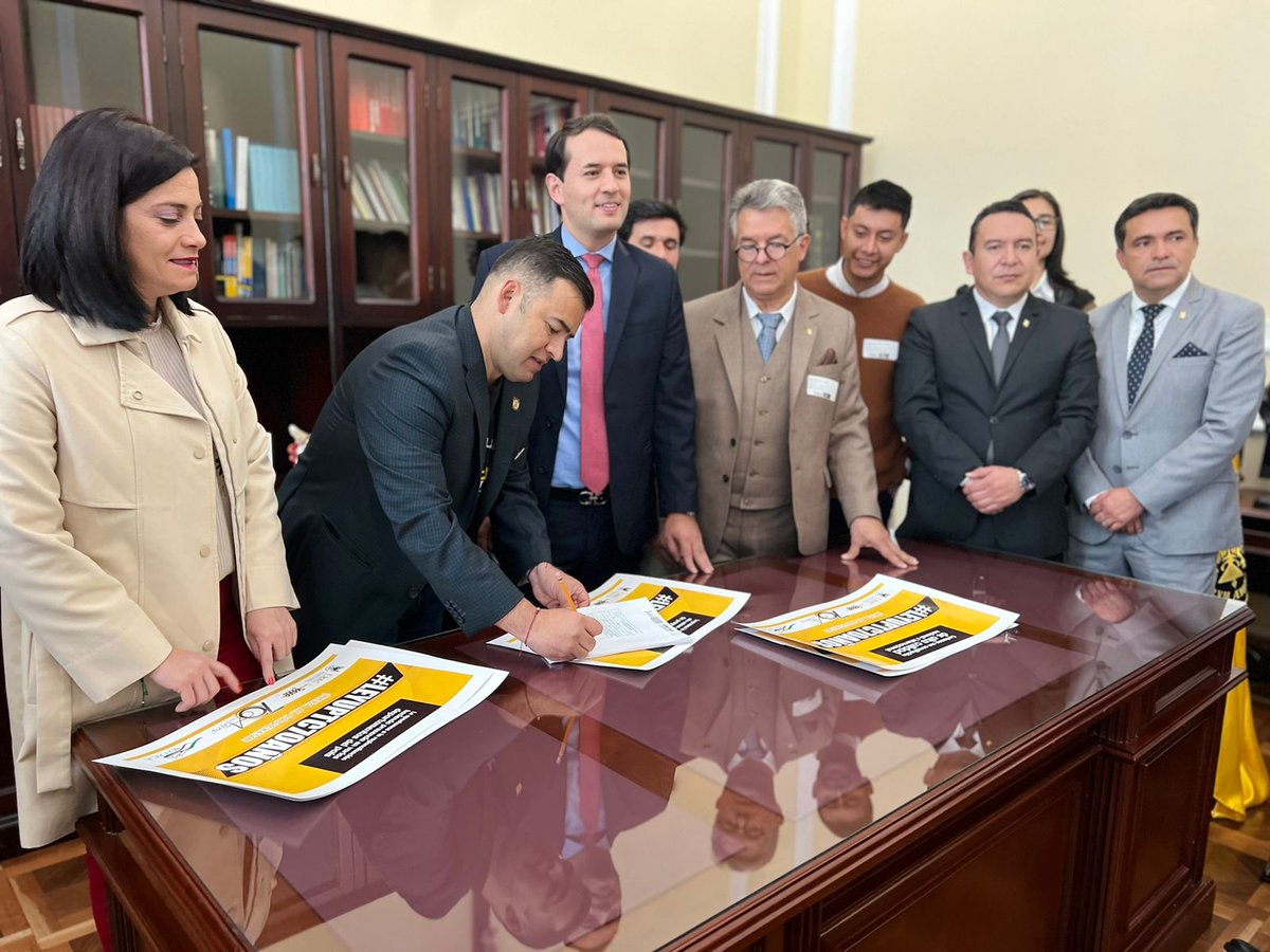 UPTCoficial's tweet photo. Se espera que una vez se logre esta #LeyDeHonores, el Gobierno Nacional 🇨🇴 disponga de recursos para inversión en infraestructura, dotación, sistemas de información, investigación, bienestar, extensión e internacionalización.

🧵👇🏼 https://t.co/pT5ZCARe1k