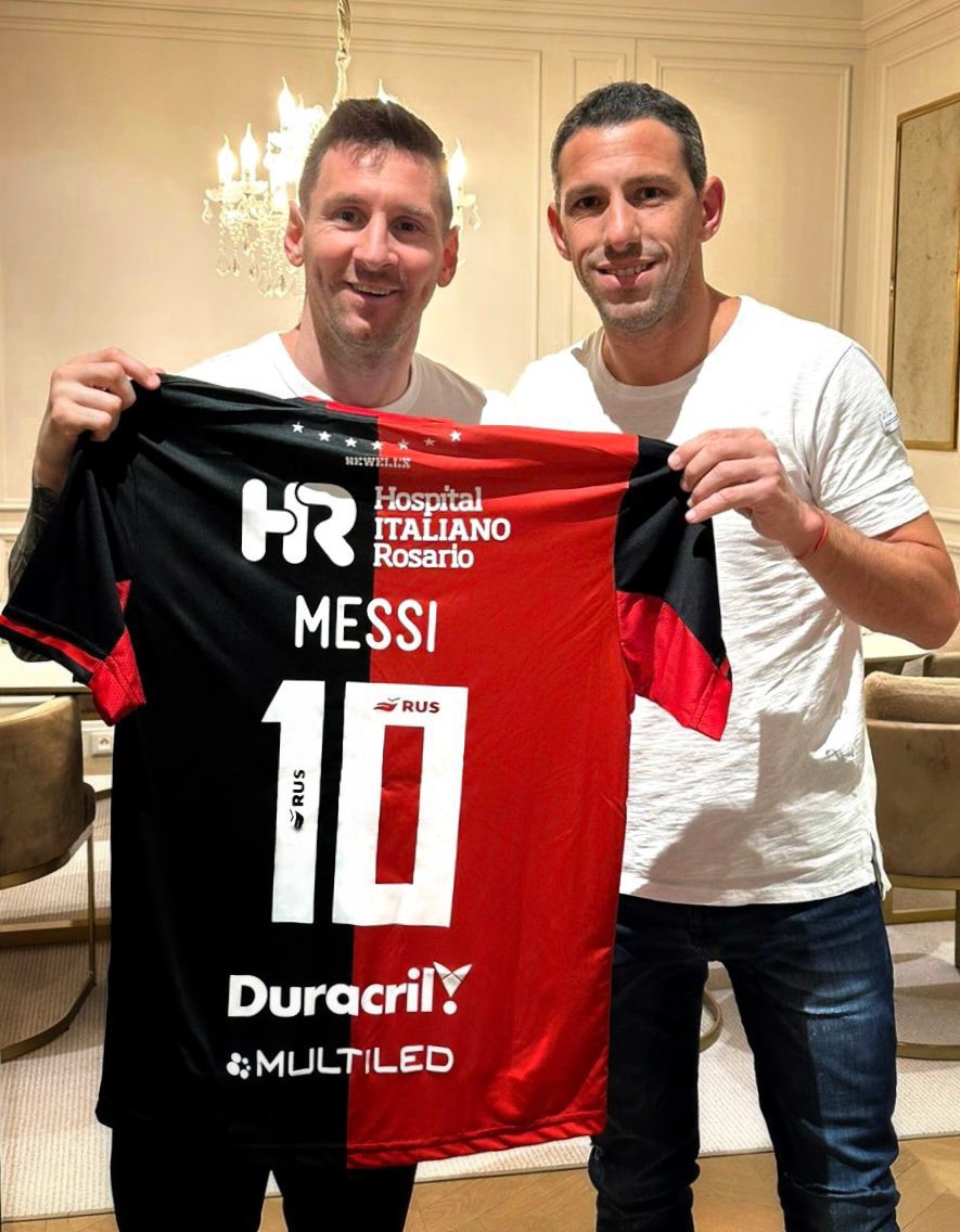 🚨🇦🇷 Maxi Rodríguez confirmó que Lionel Messi, Marcelo Bielsa, Lionel Scaloni, Gabriel Heinze, el Kun Agüero, Javier Zanetti y Sorín serán algunos de los INVITADOS para su despedida el próximo 24 de junio, justo el día del cumpleaños de Leo.

Además, el partido será Newell’s -