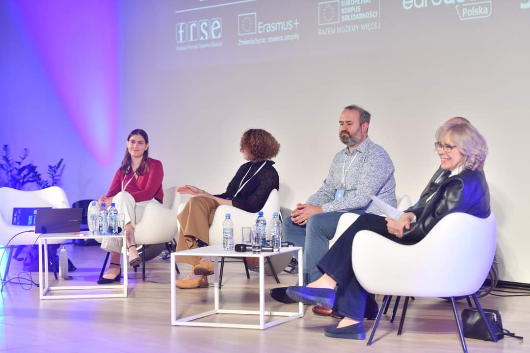 FRSEdukacji's tweet photo. Uczestnicy Strefy Dialogu #EFML Weronika Chmielewska, Agnieszka Dybowska, Alessandra Jabłonowska, @Piotr_Maslowski, Michał Pietrzok i moderatorka @martabhu, zastanawiali się jak wzmacnić zaangażowanie i kompetencje obywatelskie i jakie jest miejsce młodych ludzi w Europie jutra. https://t.co/vWwVJ8HVmU