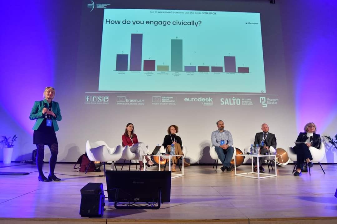 FRSEdukacji's tweet photo. Uczestnicy Strefy Dialogu #EFML Weronika Chmielewska, Agnieszka Dybowska, Alessandra Jabłonowska, @Piotr_Maslowski, Michał Pietrzok i moderatorka @martabhu, zastanawiali się jak wzmacnić zaangażowanie i kompetencje obywatelskie i jakie jest miejsce młodych ludzi w Europie jutra. https://t.co/vWwVJ8HVmU