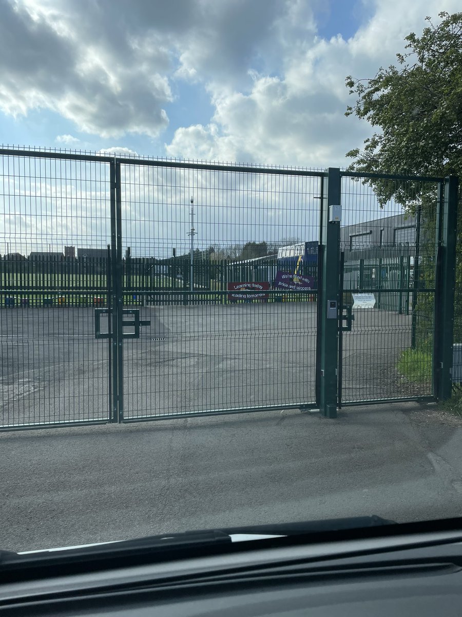 KindnessCoach_'s tweet photo. Just landed @BroadHeathPS and the beautiful DHT Laura Donnely is spoiling me all ready &amp; getting me a top parking spot to stay over on their car park. #maninavan #edutwitter #HappyTank https://t.co/t6wMcq5VSl
