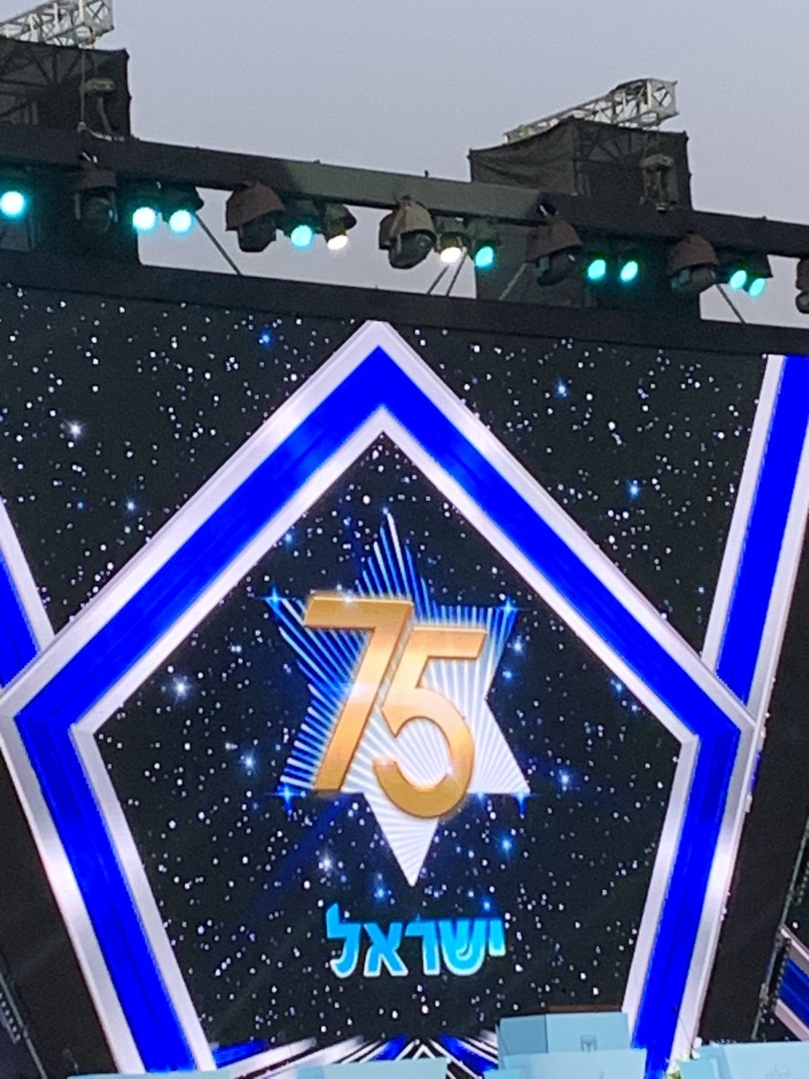 BeitHalochem's tweet image. Pomp, pageantry &amp;amp; so much pride - always aware #Israel’s 75 years of success comes at a cost. Rabbi Dee’s dignified presence made that clear. We looked on proudly as military man &amp;amp; Beit Halochem member Avigdor Kahalani lit the night’s first torch. #YomHaatzmaut #Israelat75