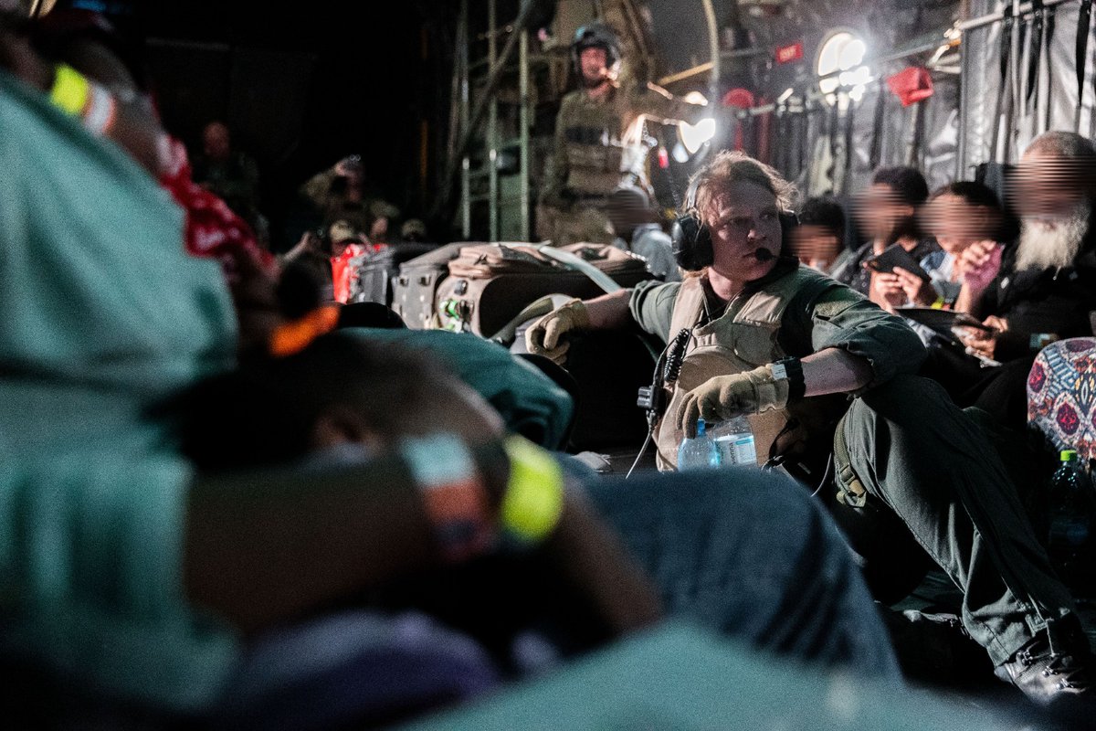 Defensie's tweet photo. Vanavond is de voorlopig laatste 🇳🇱evacuatievlucht gepland.

Minstens 150 Nederlanders hebben Soedan verlaten. Ongeveer 70 van hen vlogen mee met @kon_luchtmacht. Één C-130 blijft met 'n aantal militairen in 🇯🇴 standby staan, een groot deel komt naar huis: https://t.co/giCLiKwJA5 https://t.co/2lsda2TAAq