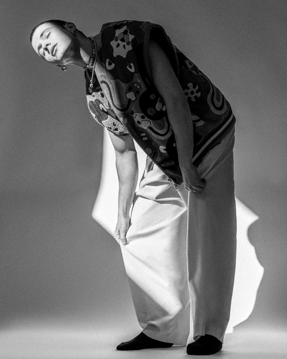 kenzo's tweet photo. For #Dsection Magazine, #IvanPellicer was captured in the KENZO Spring-Summer 2023 collection by @Nigoldeneye.
#KENZONIGO https://t.co/ZDfu5kdlam