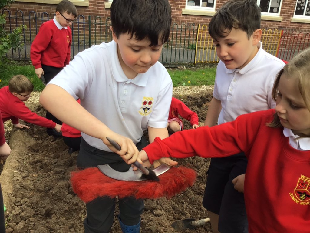TigerClass1's tweet photo. Working as archaeologists to dig up Roman artefacts! 😀👍 #HistoryWJS https://t.co/brrqccE3Pn
