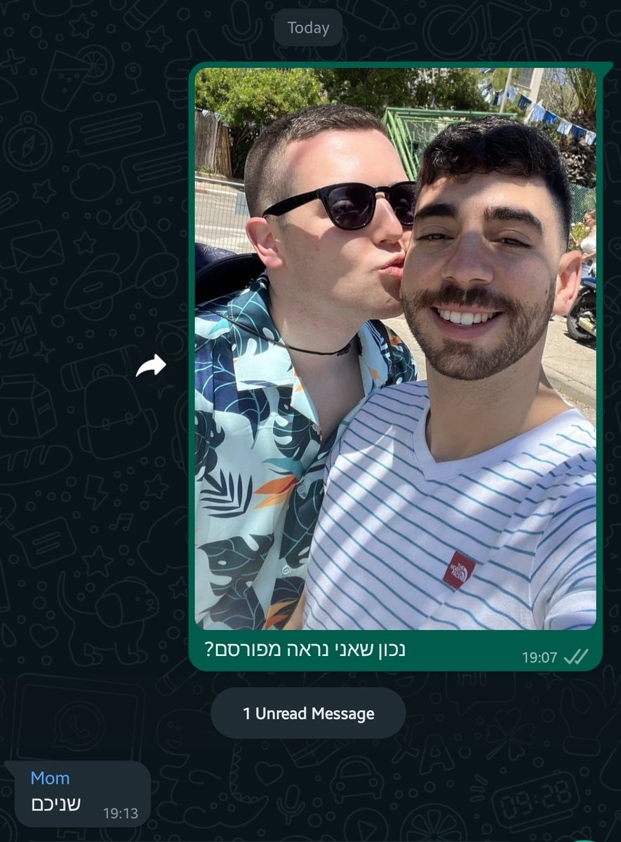 שי בתגובה כשהראתי לו:
אתה משהו. אתה שולח תמונה לקבוצה של כל המשפחה שלך שואל נכון אני נראה מפורסם?