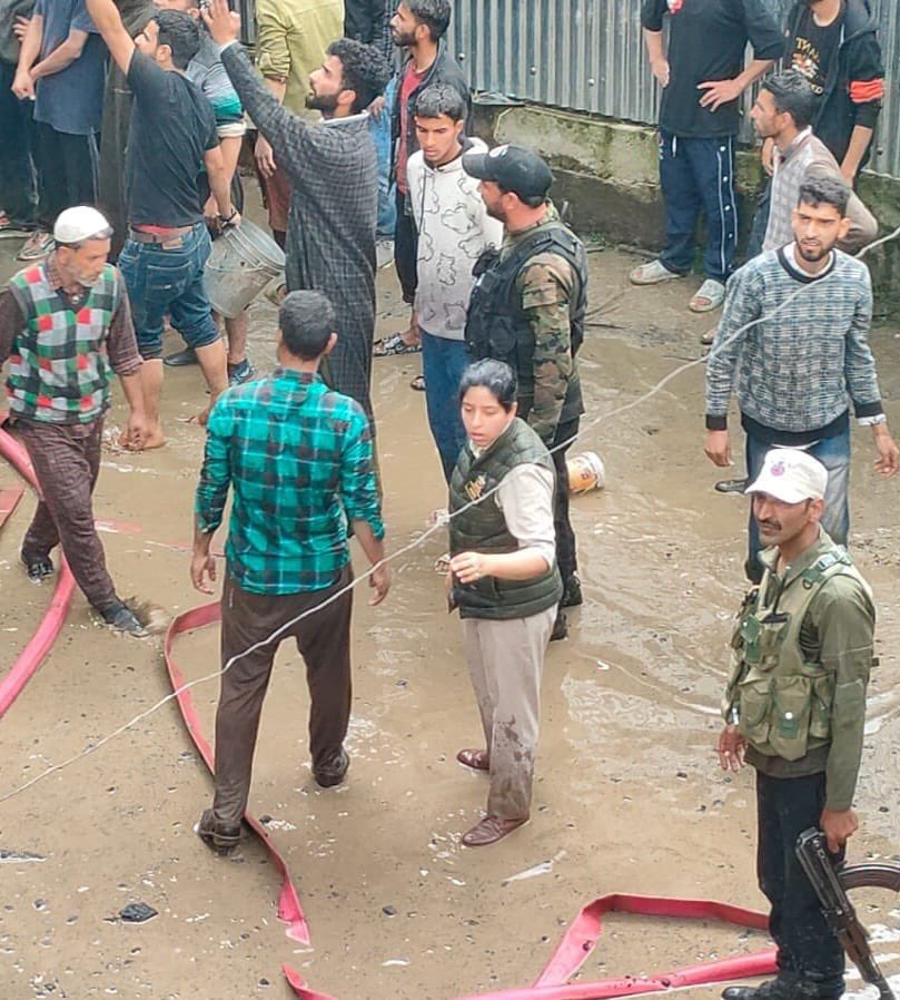 GuftarAhmedCh's tweet photo. From Rajouri to Handwara IPS Sheema Nabi Qasba has won our hearts. Amid heavy rains SP Handwara is leading a rescue operation during a massive blaze. @SheemaNabiQasba so proud of you. @JmuKmrPolice @KashmirPolice @ManhasYougal @igpjmu #JammuKashmir https://t.co/siaTID5uUf
