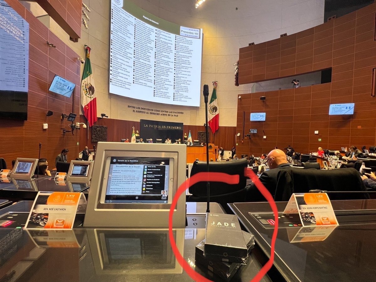 BitcoinMagazine's tweet photo. JUST IN: #Bitcoin hardware wallets spotted in 🇲🇽 Mexico's Congress 👀 https://t.co/0FlYh430i7