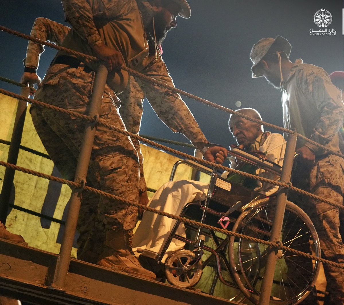 modgovksa's tweet photo. وصول سفينة “جلالة الملك أبها” إلى قاعدة الملك فيصل البحرية في جدة على متنها 5  مواطنين و 198 من رعايا الدول الشقيقة والصديقة.

#المملكة_تجلي_العالقين_بالسودان https://t.co/H0vOZcIIO1