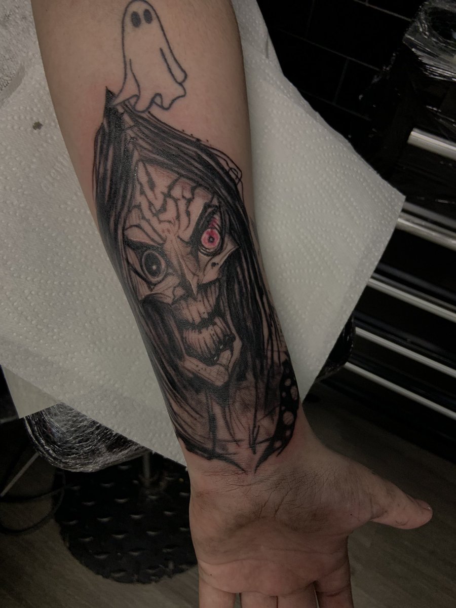 Alwaysalistair's tweet photo. (Other) mother has arrived! I took the idea of @hosoterratoma ‘s iconic other mother look and fused it with a horrific illustration of the character. They eye makeup and cracks on the skin are from hoso’s look, ily hoso,ur one of my favourite artists🖤 https://t.co/9jkSETre18
