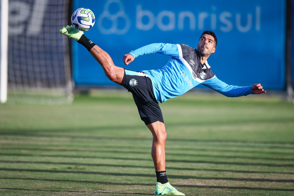 Gremio's tweet photo. As definições de domínio de bola foram atualizadas. ⚽️ @LuisSuarez9 

📸: Lucas Uebel / Grêmio FBPA https://t.co/Bv1SRsShqz