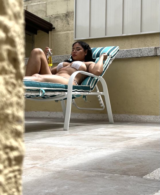 Omg there&rsquo;s someone spying while I get a tan 🫣🥵🔥☀️  https://t.co/FyCgo4P0EC https://t.co/BaioIFqtlg