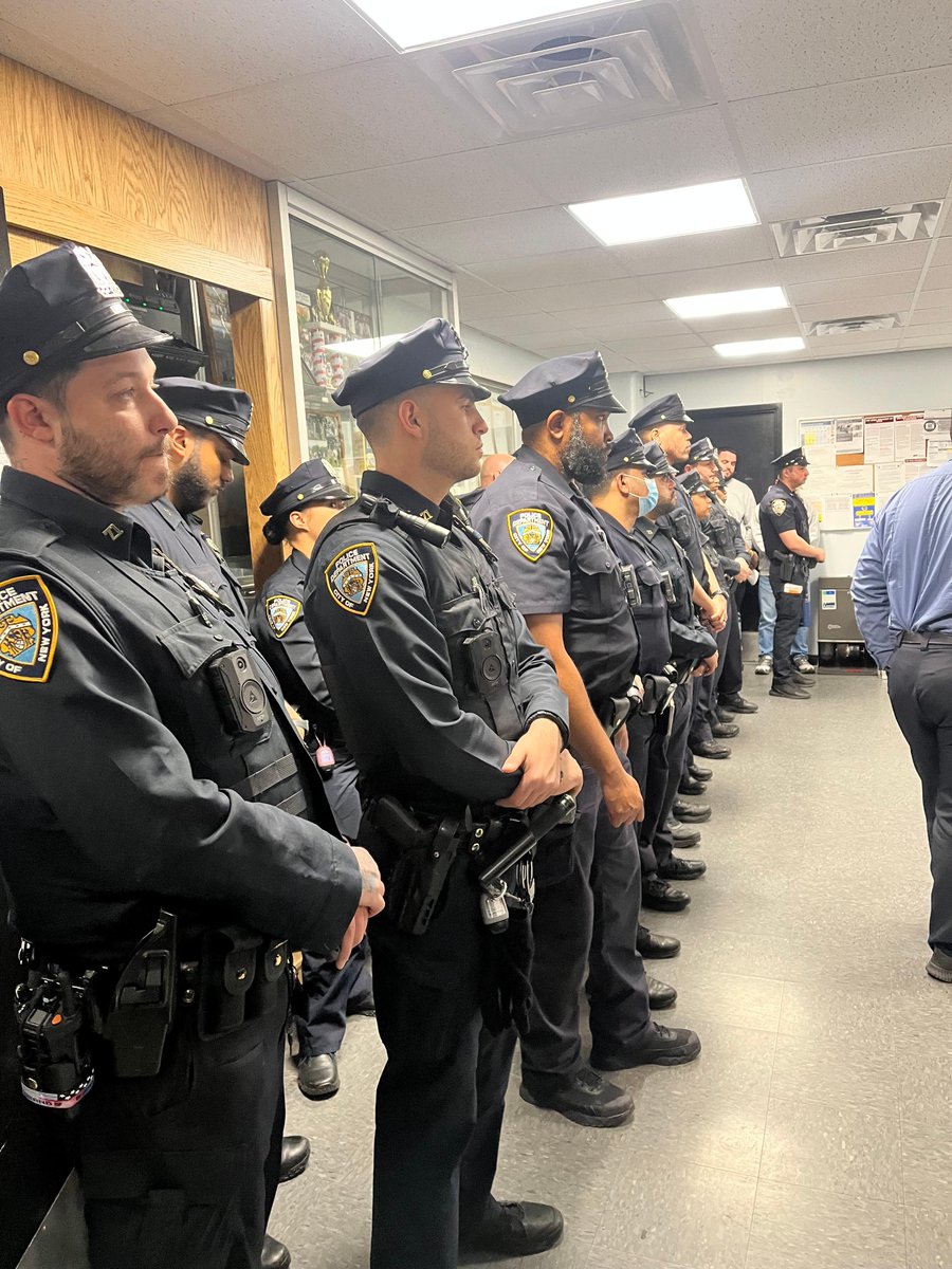 NYPD71Pct's tweet photo. We were thankful to host @NYPDCommAffairs, @NYPDEquity, and @sfdesales at our 2nd and 3rd platoon roll calls as they helped train our officers how to better communicate with those who are deaf and hard of hearing. https://t.co/He48Mu3Lte
