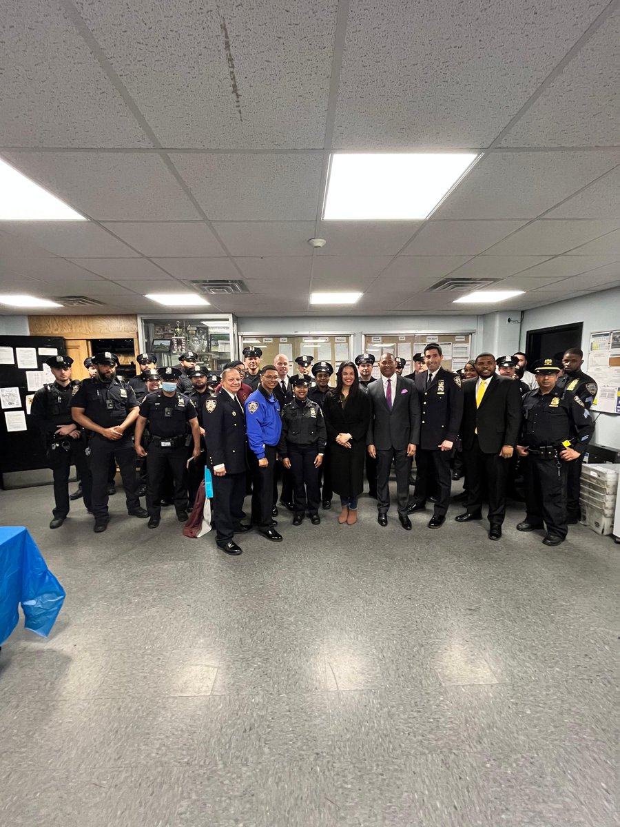 NYPD71Pct's tweet photo. We were thankful to host @NYPDCommAffairs, @NYPDEquity, and @sfdesales at our 2nd and 3rd platoon roll calls as they helped train our officers how to better communicate with those who are deaf and hard of hearing. https://t.co/He48Mu3Lte