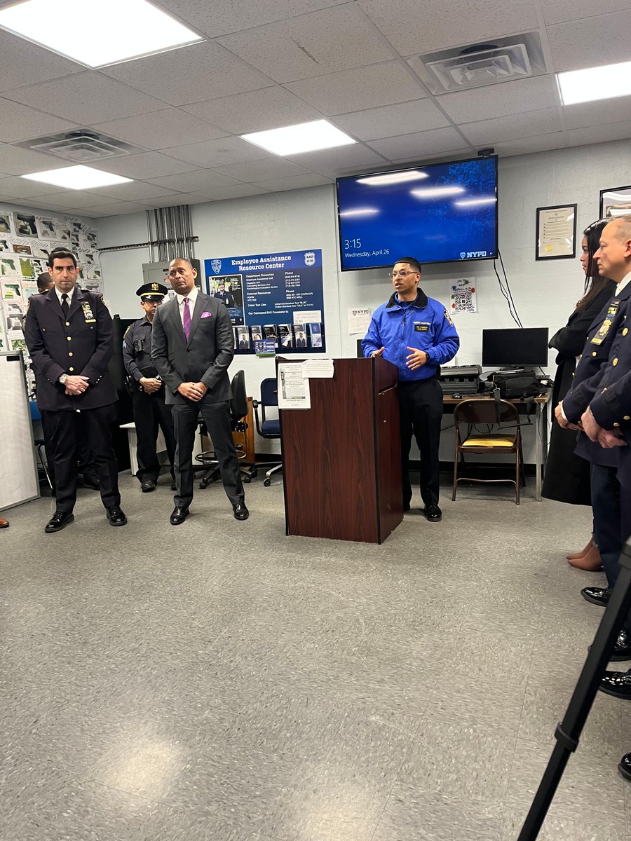 NYPD71Pct's tweet photo. We were thankful to host @NYPDCommAffairs, @NYPDEquity, and @sfdesales at our 2nd and 3rd platoon roll calls as they helped train our officers how to better communicate with those who are deaf and hard of hearing. https://t.co/He48Mu3Lte