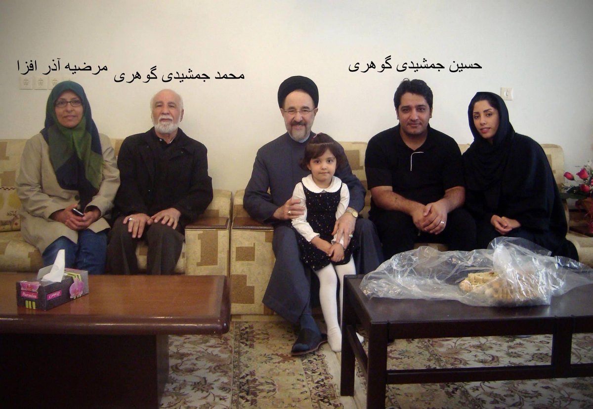 jijilack's tweet photo. مرضیه آذر افزا همسر محمد جمشیدی گوهری سفیر و دیپلمات سابق جمهوری اسلامی در رومانی 
پسرشان؛ حسین گوهری از جبهه اصلاح‌طلبان، کارگردان سینما
دخترشان؛ کوثر گوهری از حامیان لابی جمهوری اسلامی نایاک در ایالات متحده.

با چنین شیادی شما حرف زدید .

#جاویدشاه
#پهلوی_امید_ملت https://t.co/Rip1vwBFMk