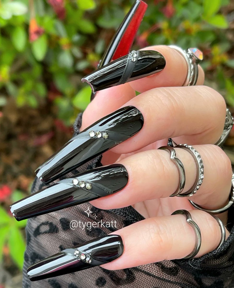 I need me some #louboutinheels 👠 to wear with my #redbottoms... wait-- is that backwards? 🤔🤣💅
For more images, Tap ⤵️
instagram.com/p/Crg1VkGvBGI/…

#tygerkatt 
#nails4today #nailinspo #naildesign #nailideas #nailsofinstagram #nailsoftheday #nailsonfleek #nailsnailsnails #nailart
