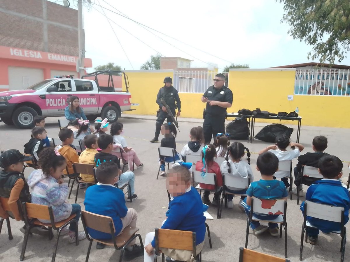 Com. Reg. V, DMSP a través del M. Único de V. Guerrero, en conjunto con P. Civil y Cruz Roja, acuden al jardín de niños Fco. Javier Clavijero, para llevar a cabo la actividad "Día de profesiones", presentando el tema "Función policial y buen uso del número de emergencias 9-1-1"