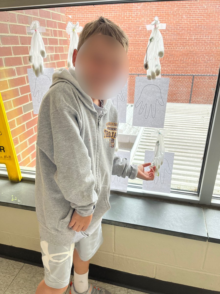 kcollazo's tweet image. Growth in the #GloveGardens  is amazing! 🌱 Our 3rd grade #EnvironmentalEngineers have been documenting their observations several times a week! #DoScience #STEM (HUGE smile behind the blur!)