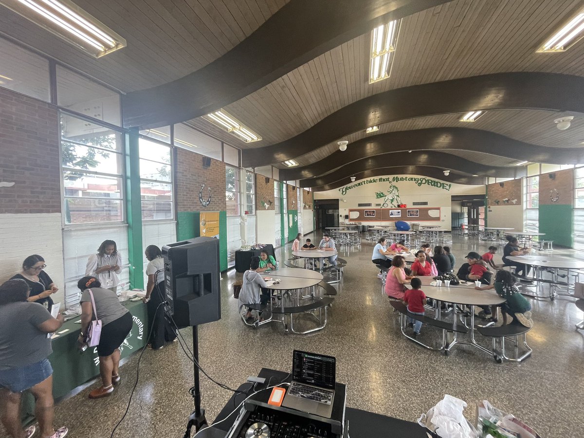 Hobby_Mustangs's tweet photo. The people are rolling in to register! We will be here from 4p-6p! Come out and enjoy the food truck, a school tour, and great vibes! #jointhestable https://t.co/FRNJPFi7w2