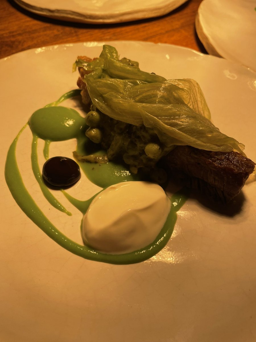vandvleeds's tweet photo. Roast Lamb, peas & mint. 🐑
#newmaincourse
Lamb breast, peas a la francaise, iceberg lettuce, black garlic purée, yoghurt, lamb fat jus.
#thisbangs #flavour #tastyasfuck #classic https://t.co/UksTW392zN