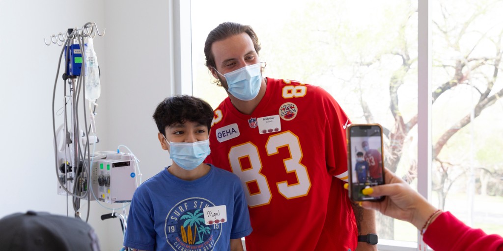 🏈 @NFLDraft prospect & #KansasCity native, @Ikenna_91 stopped by today along with tight end, Noah Gray & #NFL Alums Mark Collins, Darvell Huffman, J.C. Pearson, Ken Kramer & Art Still. Thanks for bringing the #NFLDraft excitement to children and teens in the hospital! ❤️