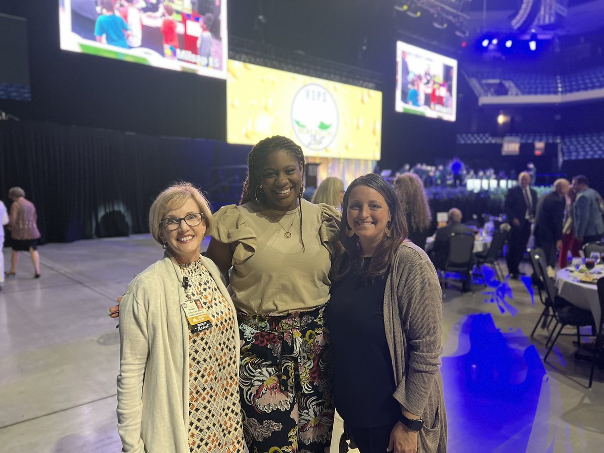 JulieHinaman's tweet photo. Thank you @CyFairISD Volunteers for giving your time, energy &amp; love to our CFISD students, staff &amp; families! We appreciate you! 🎉❤️🍋🎉❤️🍋🎉❤️🍋 https://t.co/QEGuolDNy5