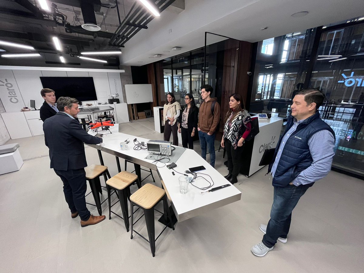 InvestigacionUC's tweet photo. 🇨🇴🇨🇱 Con una visita al @CentroinnovaUC, hoy concluyó la "Staff Week" de las universidades colombianas en la @ucatolica. 
Esta actividad fue co-organizada por las vicerrectorías de Investigación y Asuntos Internacionales de la UC, e incluyó reuniones y compartir buenas prácticas. https://t.co/SaX93otI72