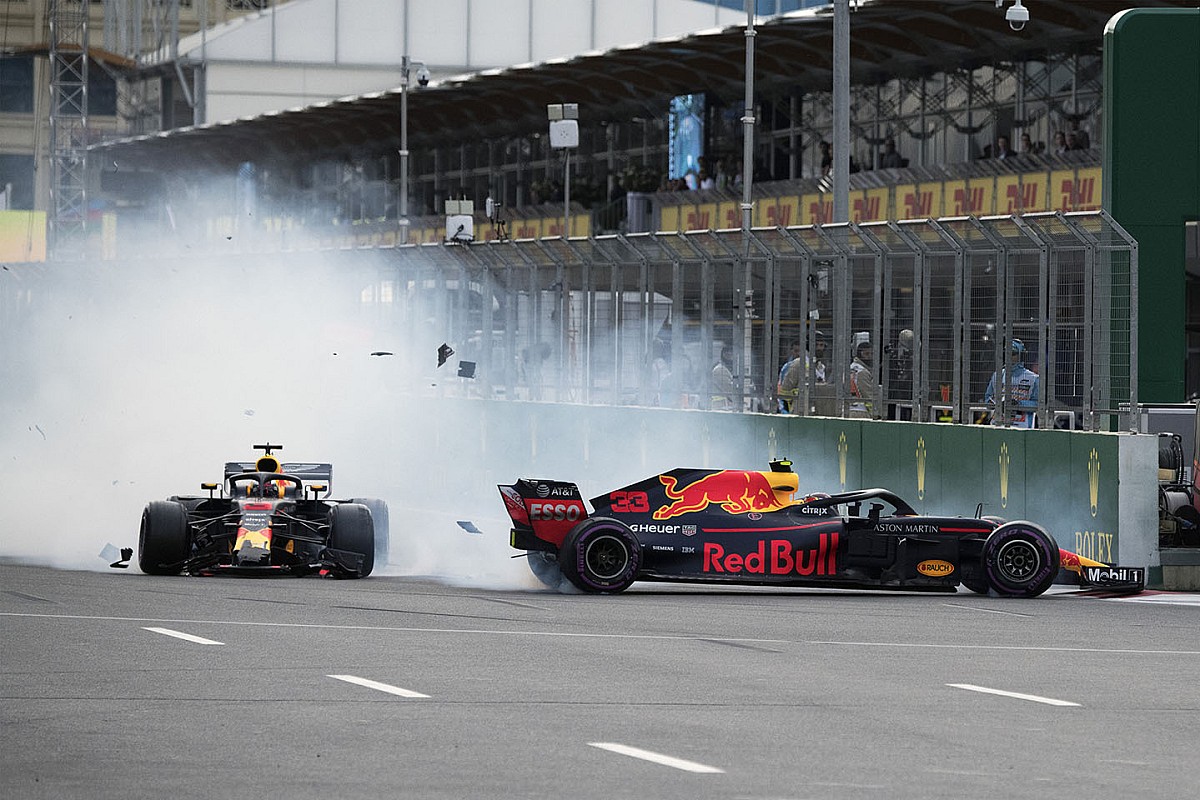 VIDEO: Verstappen en Ricciardo gooien kostbare punten weg met crash in Baku 2018 
#DanielRicciardo #MaxVerstappen #RedBullRacing
dailygp.com/nl/video-verst…