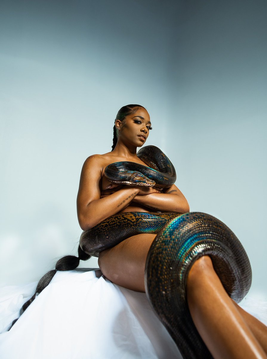 greennayraven's tweet photo. Who else is modeling a 17 ft 100 pound snake?!! https://t.co/83H48FIPCj