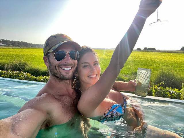 tracklist's tweet photo. Glen Powell e Gigi Paris terminaram o relacionamento, reporta o TMZ. https://t.co/NSrfbyzw0f