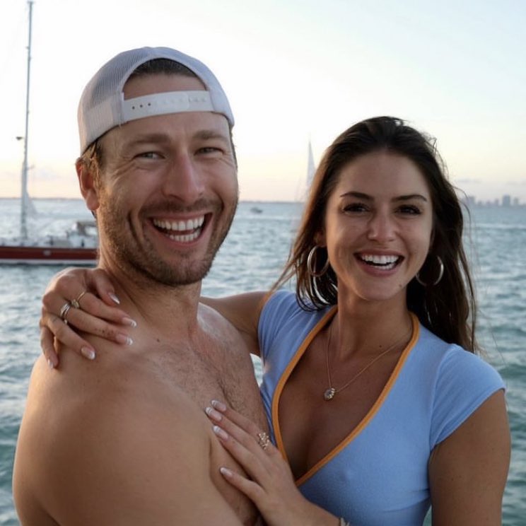 tracklist's tweet photo. Glen Powell e Gigi Paris terminaram o relacionamento, reporta o TMZ. https://t.co/NSrfbyzw0f