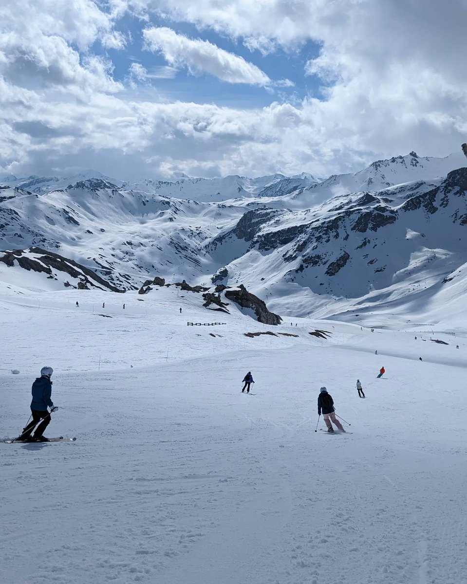 _Krystelle's tweet photo. This. Is. April ❄️

Snow continues to fall in @TignesOfficiel! https://t.co/3IYjYMYd5v