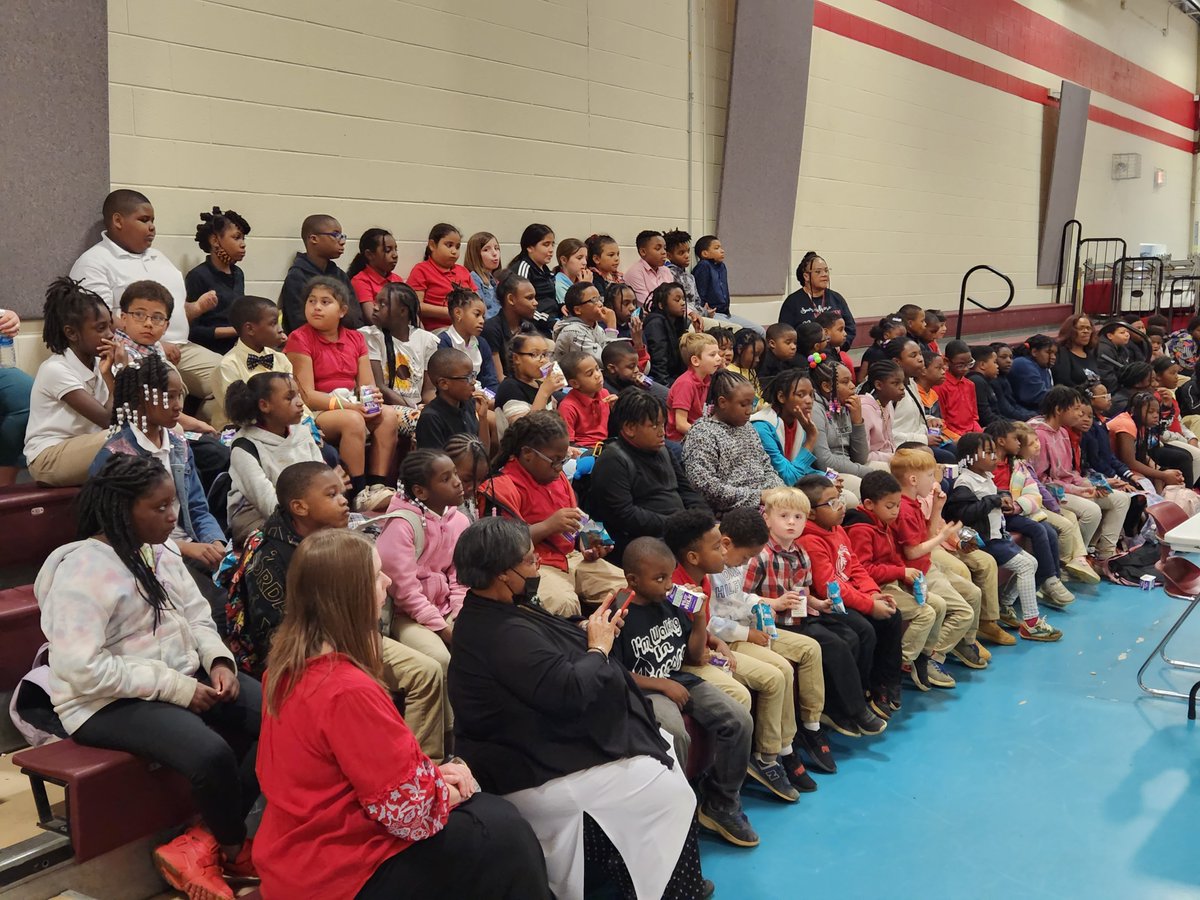 DrShemon's tweet photo. Going on right now @ArlingtonJmcss! @LearningBlade is here inspiring our students. A STEM educational experience is vital to our  future LEADERS! #WomenInSTEM #STEM4All #BestInTN @suptking @JMCSchools @Formersportsguy @LiveUnitedTN &amp; @OliviaAbernathy thank you for arranging this! https://t.co/rhZHNavqkf