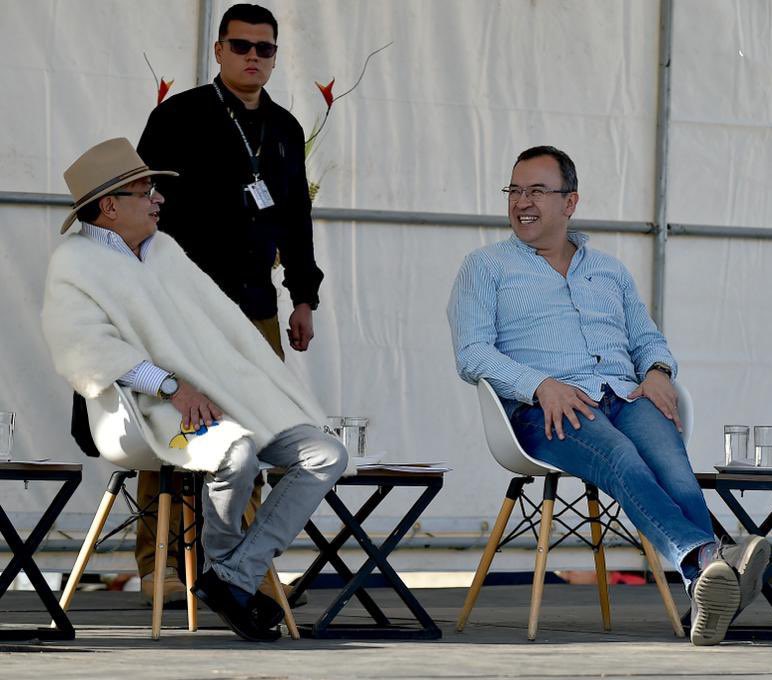 alfonsoprada's tweet photo. Mi gratitud Presidente @petrogustavo por permitirme acompañarlo en su Gobierno. Todo mi afecto y el deseo que en esta nueva etapa, podamos alcanzar los sueños de cambio que Ud representa, que son los de los colombianos. https://t.co/g1au9u0fWf