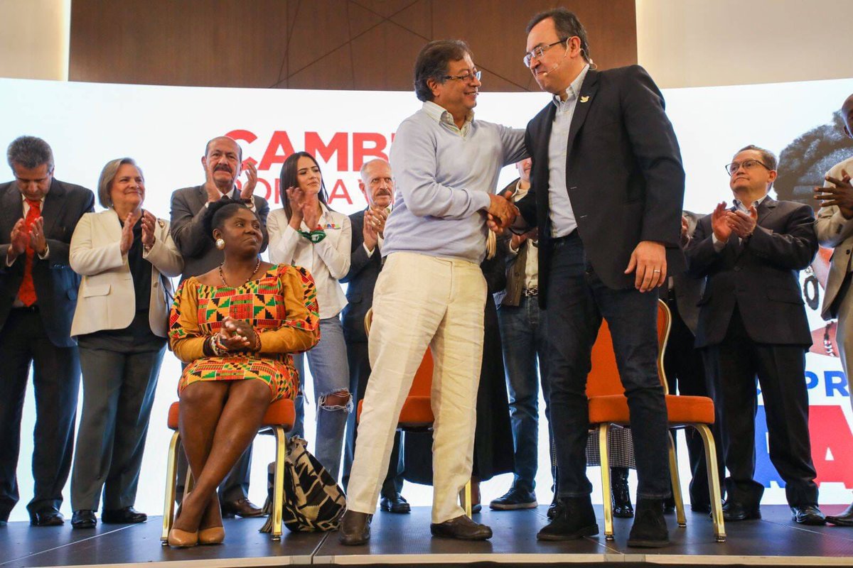 alfonsoprada's tweet photo. Mi gratitud Presidente @petrogustavo por permitirme acompañarlo en su Gobierno. Todo mi afecto y el deseo que en esta nueva etapa, podamos alcanzar los sueños de cambio que Ud representa, que son los de los colombianos. https://t.co/g1au9u0fWf