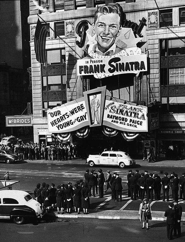 MaxMaxWriter's tweet photo. Times Square 1940s
#oldblueeyes #sinatra #franksinatra #timessq https://t.co/SeGKCAejxZ