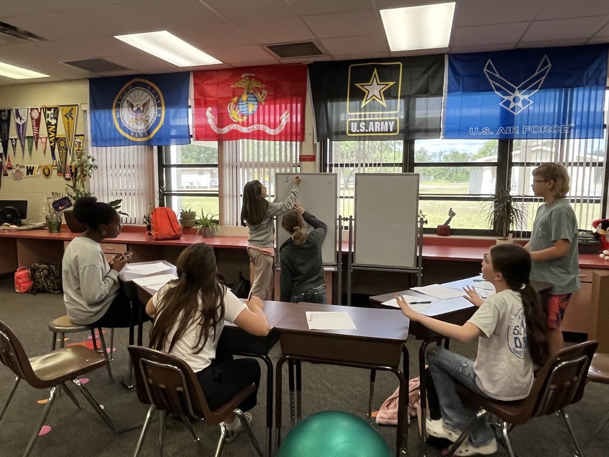 sing4glory's tweet photo. Whisker plots filled most of today’s 6th grade tutorials.  Struggle in the beginning yielded grande results by the last round of questioners.  #AVID #collaboration #tutorials https://t.co/dXWtXxcmoy