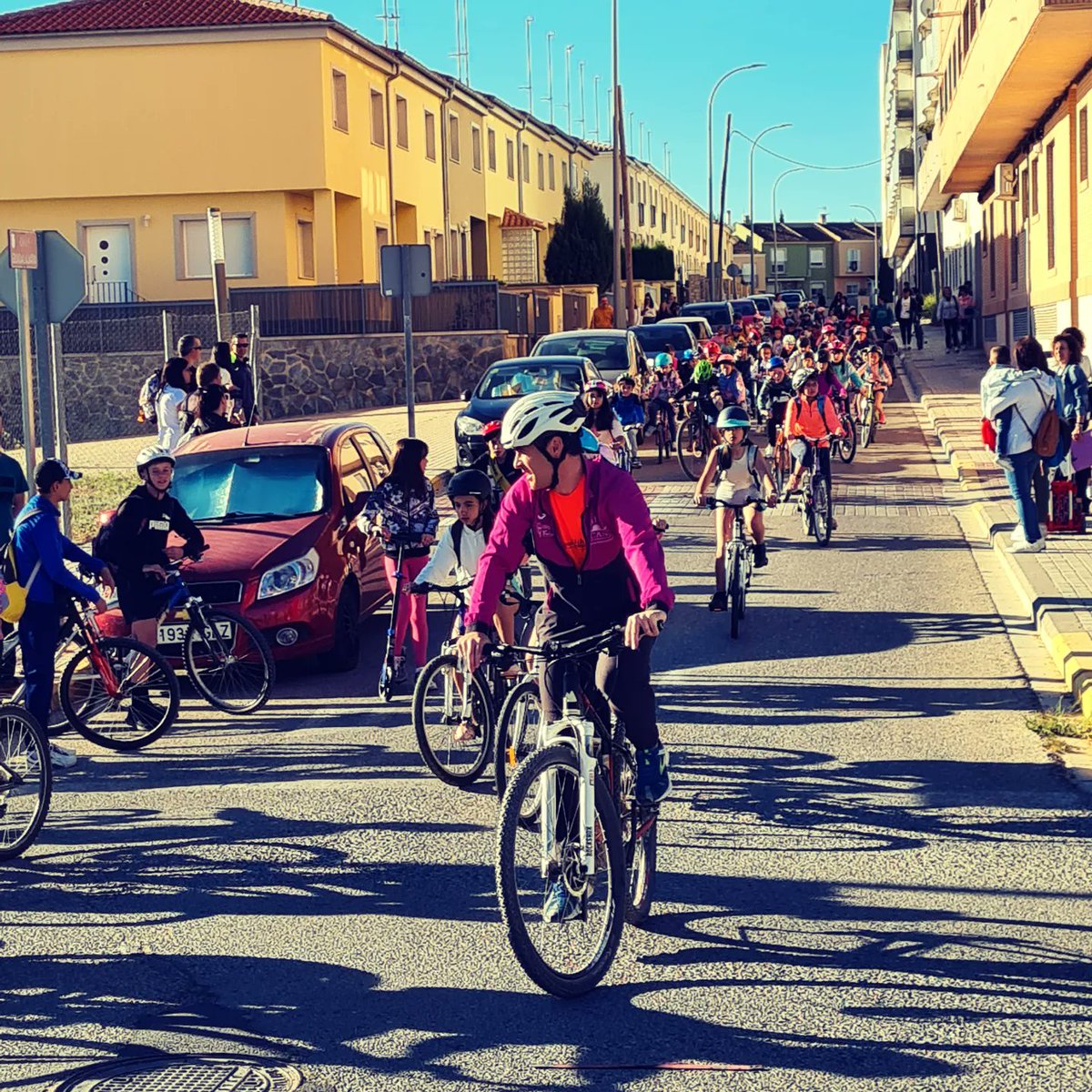 ceipjoselloret's tweet photo. ✅ Hoy nos sumamos a la jornada #DEFC2023 con un BICI-BUS 🤩
Fomentamos la movilidad activa con +EF, más Educación Física💚
Gracias por la gran participación en esta jornada!!!👏👏👏
#colefclm
#consejocolef
#dgd #dgt
#educacionfisica
#ods #ef #bicibus
#Almansa https://t.co/KsjzSP6yzm