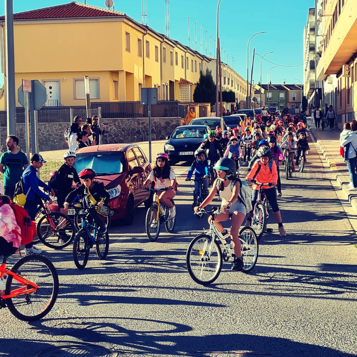 ceipjoselloret's tweet photo. ✅ Hoy nos sumamos a la jornada #DEFC2023 con un BICI-BUS 🤩
Fomentamos la movilidad activa con +EF, más Educación Física💚
Gracias por la gran participación en esta jornada!!!👏👏👏
#colefclm
#consejocolef
#dgd #dgt
#educacionfisica
#ods #ef #bicibus
#Almansa https://t.co/KsjzSP6yzm