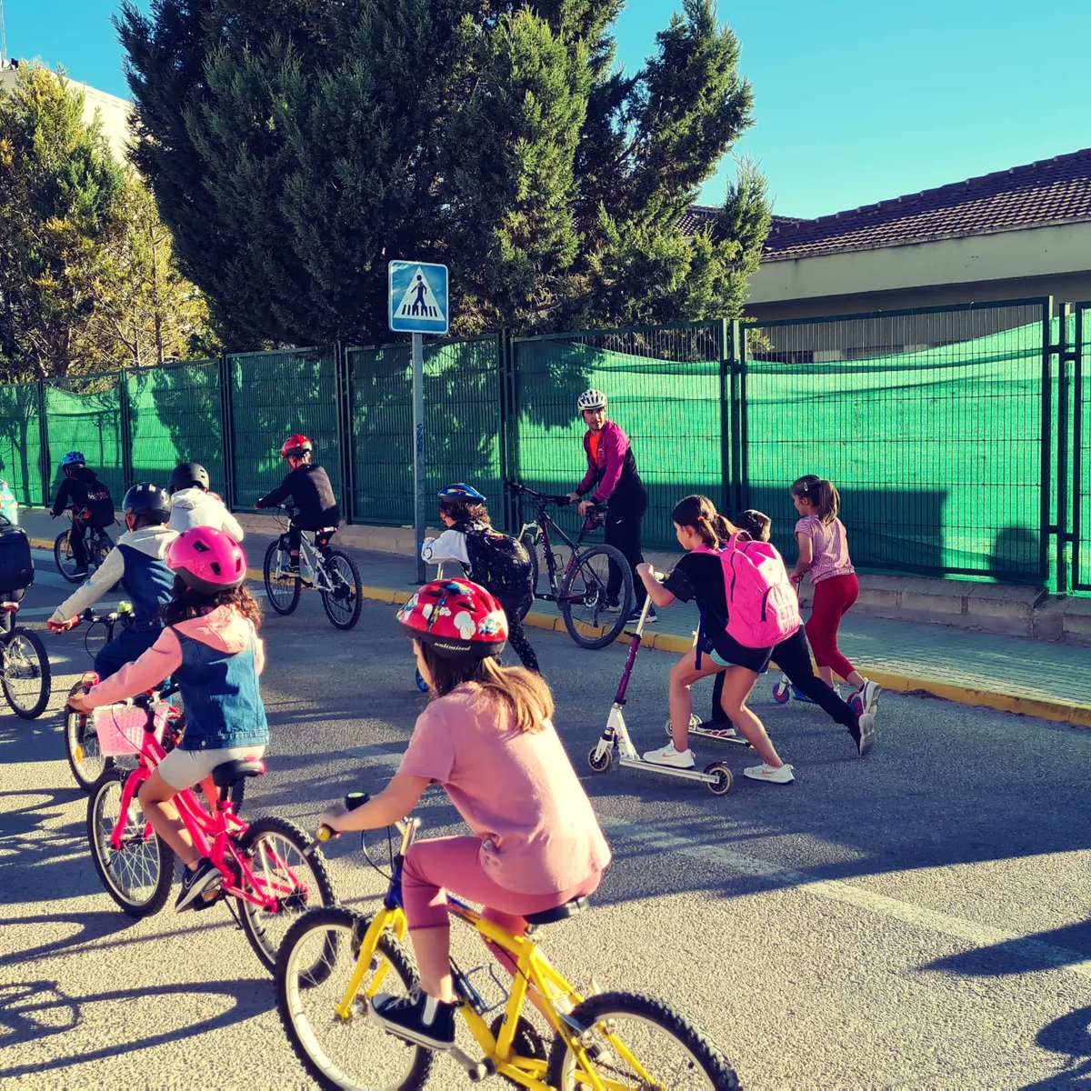 ceipjoselloret's tweet photo. ✅ Hoy nos sumamos a la jornada #DEFC2023 con un BICI-BUS 🤩
Fomentamos la movilidad activa con +EF, más Educación Física💚
Gracias por la gran participación en esta jornada!!!👏👏👏
#colefclm
#consejocolef
#dgd #dgt
#educacionfisica
#ods #ef #bicibus
#Almansa https://t.co/KsjzSP6yzm