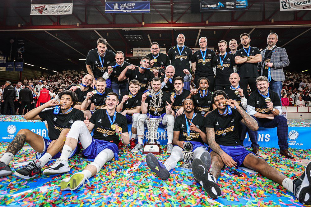 Champions. 🤍💙💚🥇